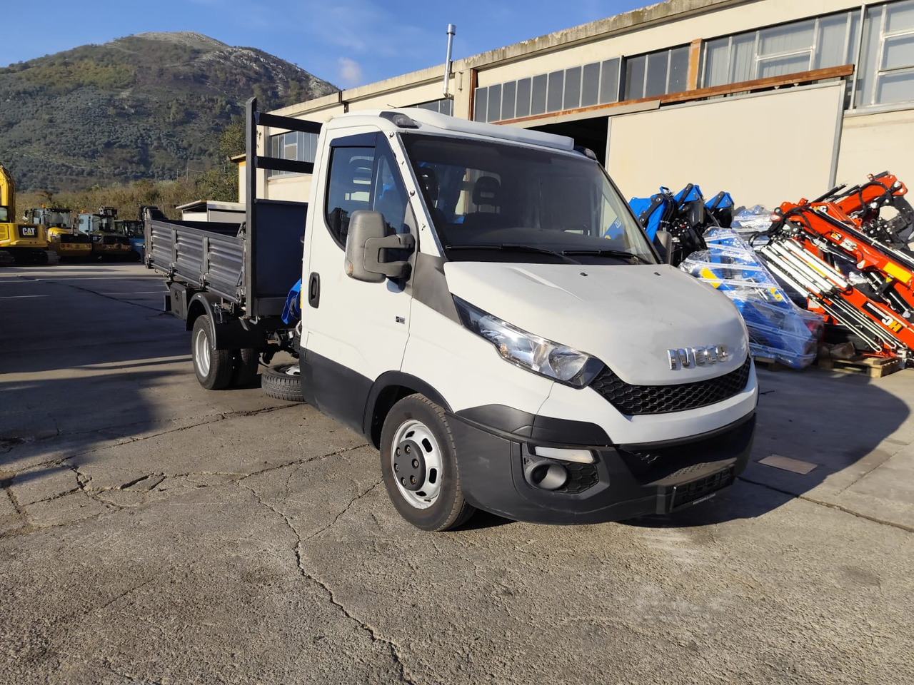 IVECO DAILY 35C15 - Автоманипулятор, Малотоннажный самосвал: фото 1 IVECO DAILY 35C15 - Автоманипулятор, Малотоннажный самосвал: фото 1
