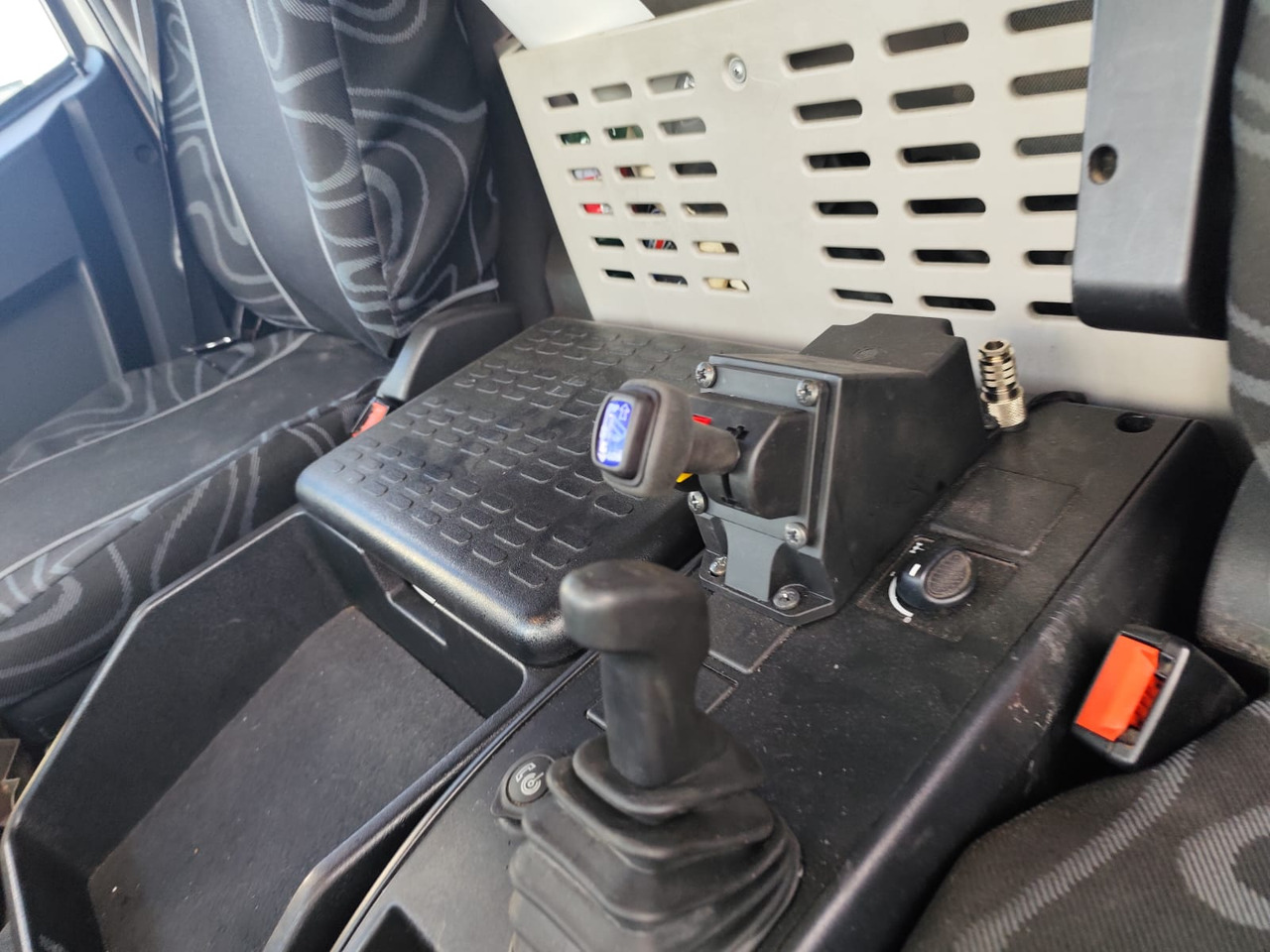 IVECO EUROCARGO 160-280 - Самосвал, Автоманипулятор: фото 5 IVECO EUROCARGO 160-280 - Самосвал, Автоманипулятор: фото 5