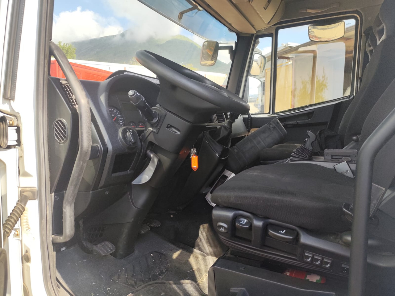 IVECO EUROCARGO 80-210 - Грузовик-шасси: фото 4 IVECO EUROCARGO 80-210 - Грузовик-шасси: фото 4