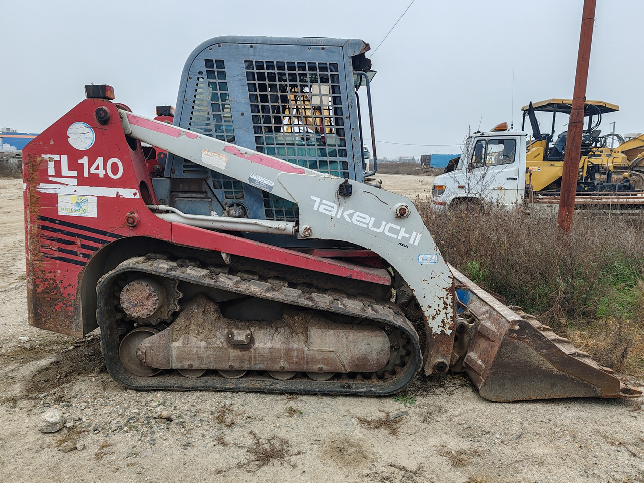 Takeuchi TL140 - Гусеничный мини-погрузчик: фото 4 Takeuchi TL140 - Гусеничный мини-погрузчик: фото 4