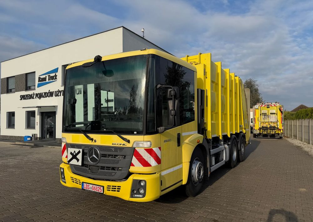 Mercedes-Benz ECONIC 2630, EURO6/ ŚMECIARKA/ ZOELLER/ DELTA - Мусоровоз: фото 1 Mercedes-Benz ECONIC 2630, EURO6/ ŚMECIARKA/ ZOELLER/ DELTA - Мусоровоз: фото 1