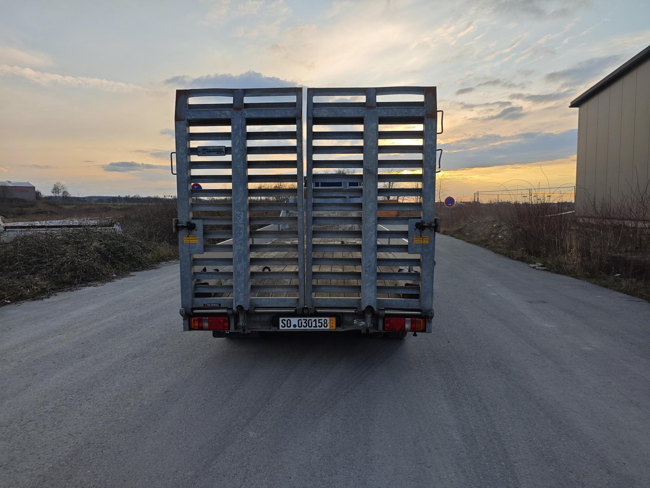 Низкорамный полуприцеп для транспортировки тяжёлой техники VELDHUIZEN P38-2 & Iveco Eurocargo 90E18: фото 6