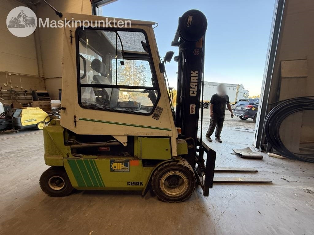 Clark CEM 25 - Дизельный погрузчик: фото 5 Clark CEM 25 - Дизельный погрузчик: фото 5