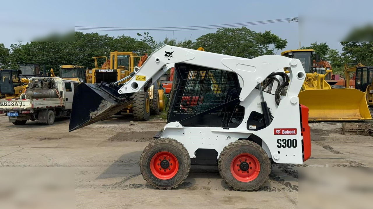 BOBCAT S300 - Мини-погрузчик с бортовым поворотом: фото 4 BOBCAT S300 - Мини-погрузчик с бортовым поворотом: фото 4