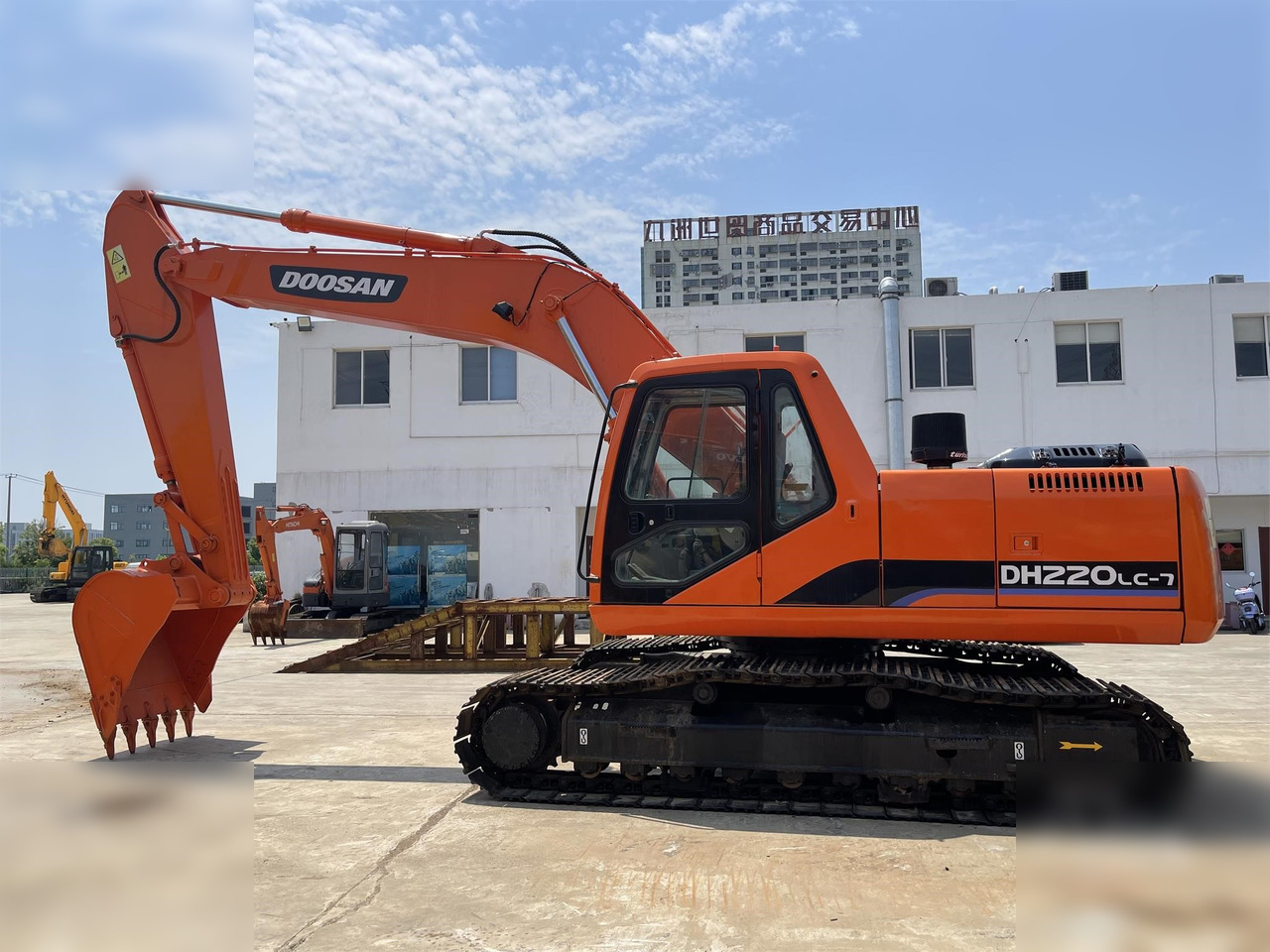 DOOSAN DH220 LC-7 - Гусеничный экскаватор: фото 1 DOOSAN DH220 LC-7 - Гусеничный экскаватор: фото 1