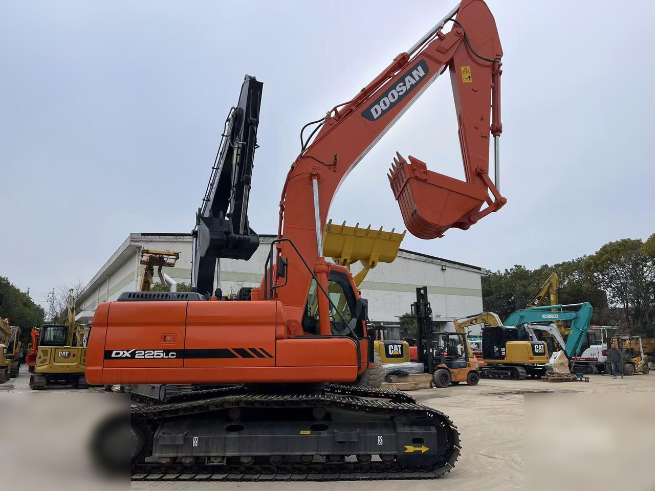 DOOSAN DX225 LC - Гусеничный экскаватор: фото 1 DOOSAN DX225 LC - Гусеничный экскаватор: фото 1