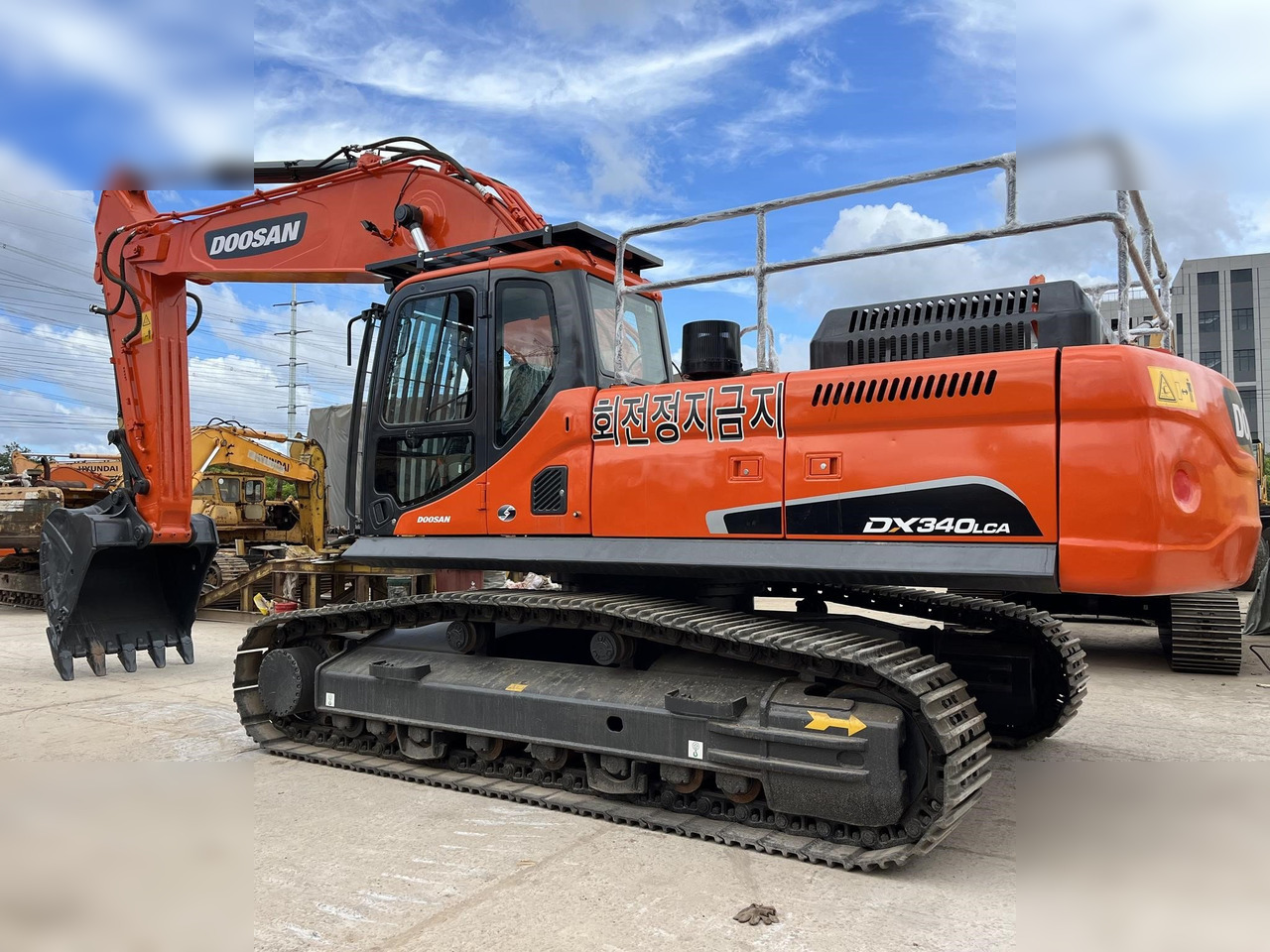 DOOSAN DX340 LCA - Гусеничный экскаватор: фото 1 DOOSAN DX340 LCA - Гусеничный экскаватор: фото 1