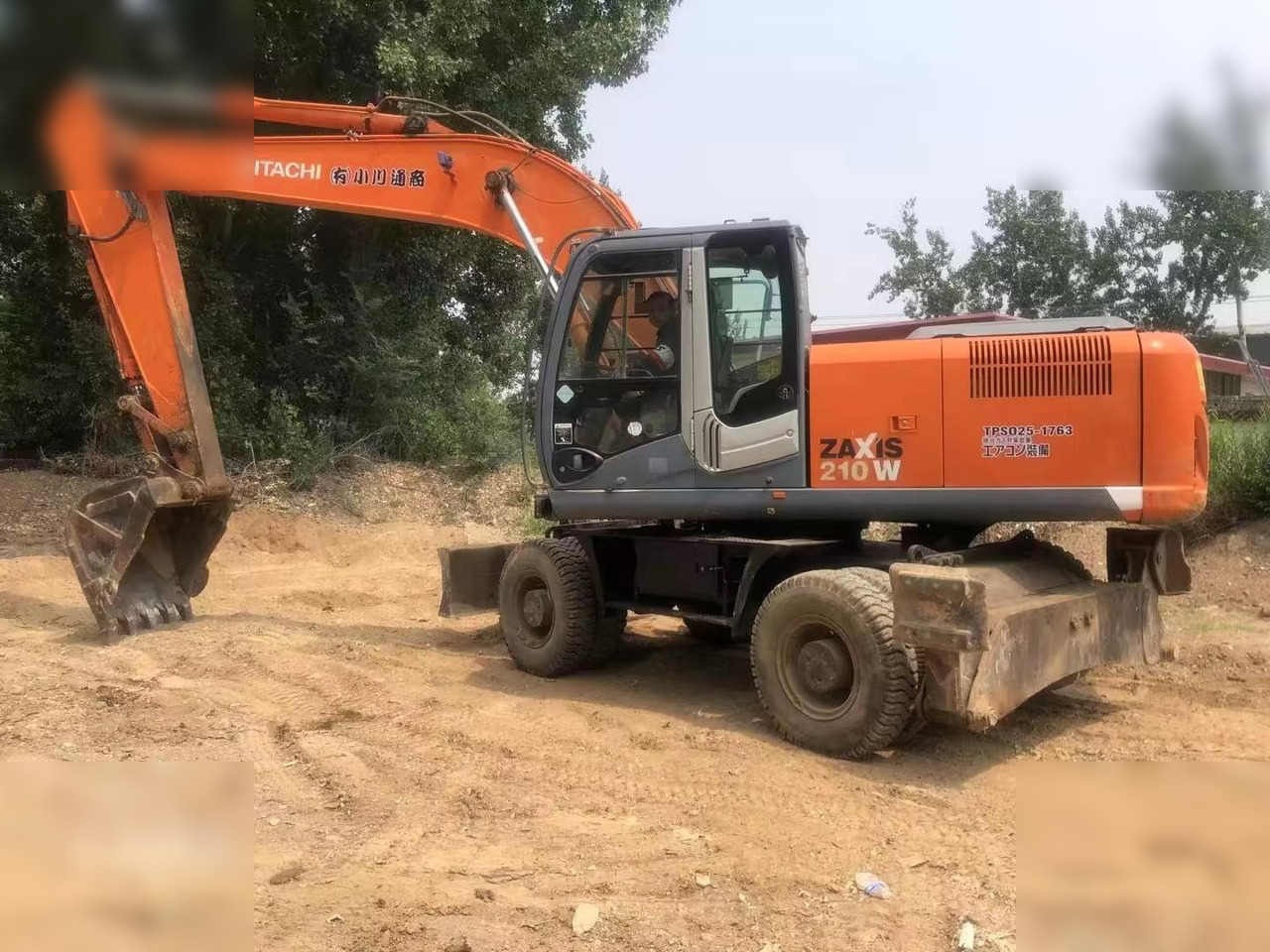 HITACHI ZX210W - Колёсный экскаватор: фото 4 HITACHI ZX210W - Колёсный экскаватор: фото 4