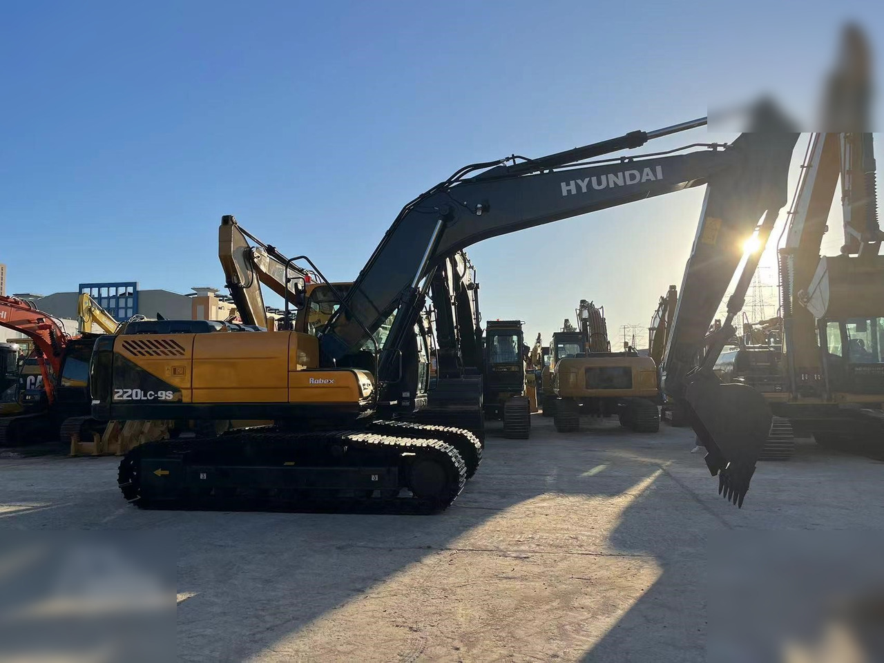 HYUNDAI ROBEX 220 LC-9S - Гусеничный экскаватор: фото 1 HYUNDAI ROBEX 220 LC-9S - Гусеничный экскаватор: фото 1