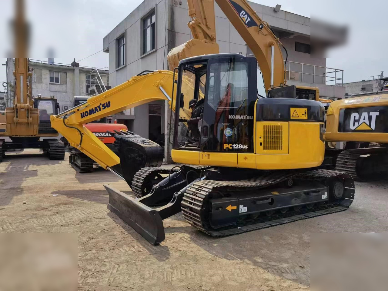 KOMATSU PC128US-1 - Гусеничный экскаватор: фото 3 KOMATSU PC128US-1 - Гусеничный экскаватор: фото 3