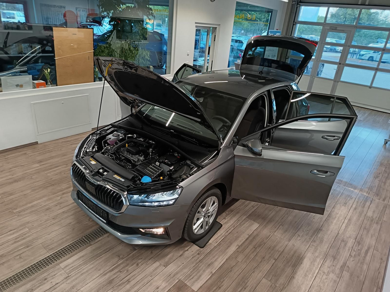Skoda Fabia 30 Jahre DSG*VORBER.AHK*LED*R-KAM*TEMP*DAB - Седан: фото 2 Skoda Fabia 30 Jahre DSG*VORBER.AHK*LED*R-KAM*TEMP*DAB - Седан: фото 2