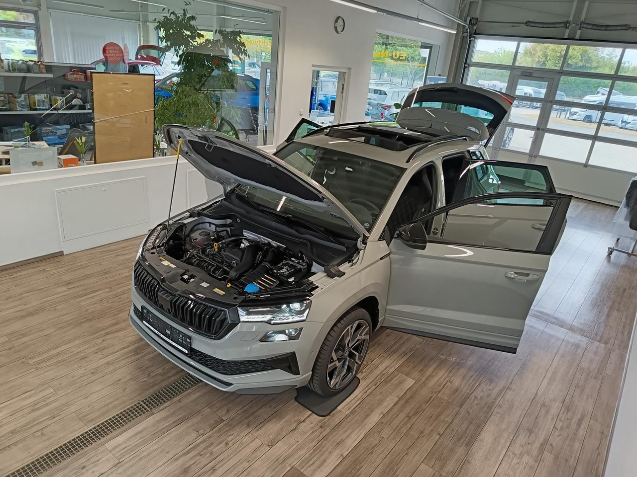 Skoda Karoq Sportline 1,5 TSI DSG*AHK*PSD*STD.HZG*NAVI - Внедорожник: фото 2 Skoda Karoq Sportline 1,5 TSI DSG*AHK*PSD*STD.HZG*NAVI - Внедорожник: фото 2