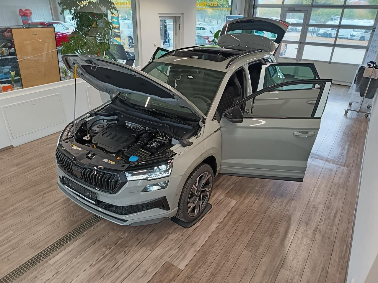 Skoda Karoq Sportline 2,0 TDI DSG 4x4*AHK*PSD*STD.HZG* - Внедорожник: фото 2 Skoda Karoq Sportline 2,0 TDI DSG 4x4*AHK*PSD*STD.HZG* - Внедорожник: фото 2