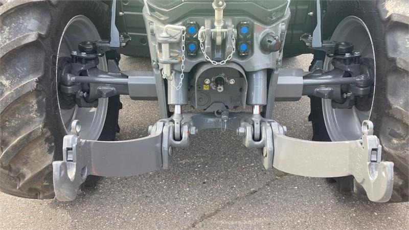 Massey Ferguson 5S.145 Exclusive Dyna-6 Exclusive  - Трактор: фото 3 Massey Ferguson 5S.145 Exclusive Dyna-6 Exclusive  - Трактор: фото 3