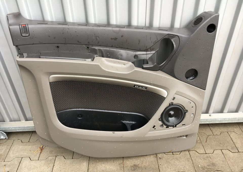 DAF XF 106 euro 6 tapicerka drzwi lewych - Дверь и запчасти для Грузовиков: фото 1 DAF XF 106 euro 6 tapicerka drzwi lewych - Дверь и запчасти для Грузовиков: фото 1