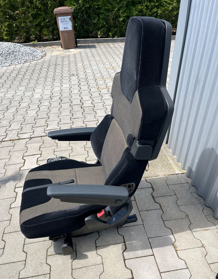 Fotel pasażera MAN TG3 TGX obrotowy nowy model siedzenie prawe - Кабина и интерьер для Грузовиков: фото 2 Fotel pasażera MAN TG3 TGX obrotowy nowy model siedzenie prawe - Кабина и интерьер для Грузовиков: фото 2