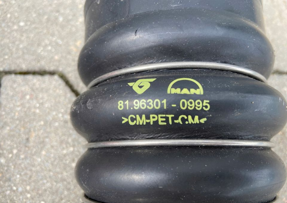 Guma chłodnicy MAN TGX TGS TG3 NOWA łącznik - Радиатор для Грузовиков: фото 2 Guma chłodnicy MAN TGX TGS TG3 NOWA łącznik - Радиатор для Грузовиков: фото 2