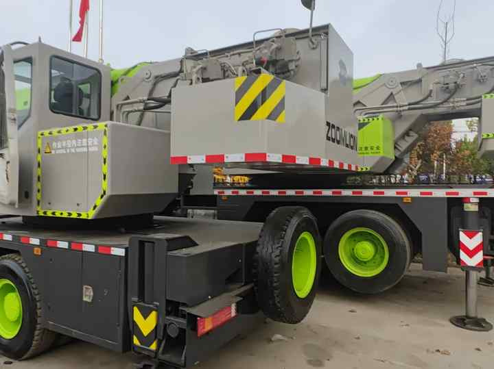Second Hand ZOOMLION 25 Ton ZTC250V531 30 Ton ZTC300V532 70 Ton ZTC700H6 Hydraulmic Mobile Truck Crane on Sale - Мобильный кран: фото 4 Second Hand ZOOMLION 25 Ton ZTC250V531 30 Ton ZTC300V532 70 Ton ZTC700H6 Hydraulmic Mobile Truck Crane on Sale - Мобильный кран: фото 4