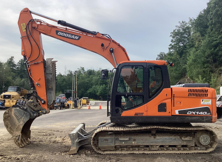 Used Excavator Doosan DX140 Excavators Mini Equipment Earth Moving Machinery Doosan Digger Excavator for Sale - Гусеничный экскаватор: фото 3 Used Excavator Doosan DX140 Excavators Mini Equipment Earth Moving Machinery Doosan Digger Excavator for Sale - Гусеничный экскаватор: фото 3