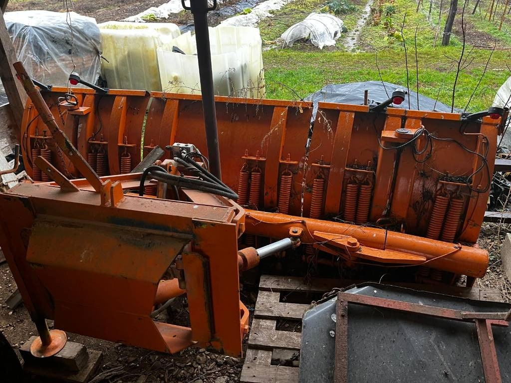 BOMBELLI LAMA 3 MT - Отвал для снега для Сельскохозяйственной техники: фото 1 BOMBELLI LAMA 3 MT - Отвал для снега для Сельскохозяйственной техники: фото 1