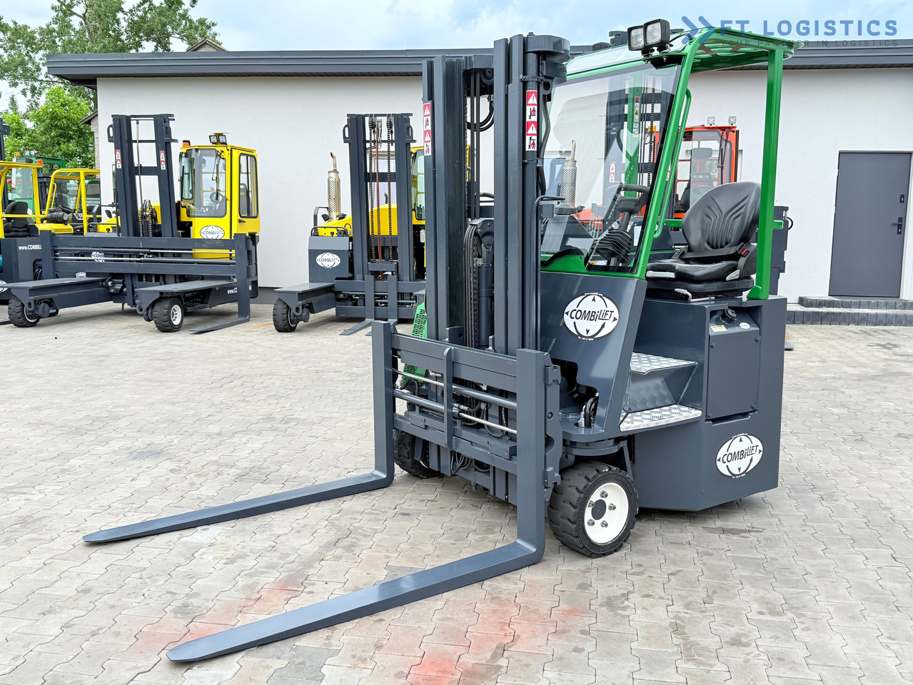 COMBILIFT CB3000 / DIESEL / TRIPLEX 4900MM / FREE LIFT / SIDESHIFT / FORK POSITIONER / 1500MM FORKS / LIKE NEW - Четырехсторонний погрузчик: фото 1 COMBILIFT CB3000 / DIESEL / TRIPLEX 4900MM / FREE LIFT / SIDESHIFT / FORK POSITIONER / 1500MM FORKS / LIKE NEW - Четырехсторонний погрузчик: фото 1