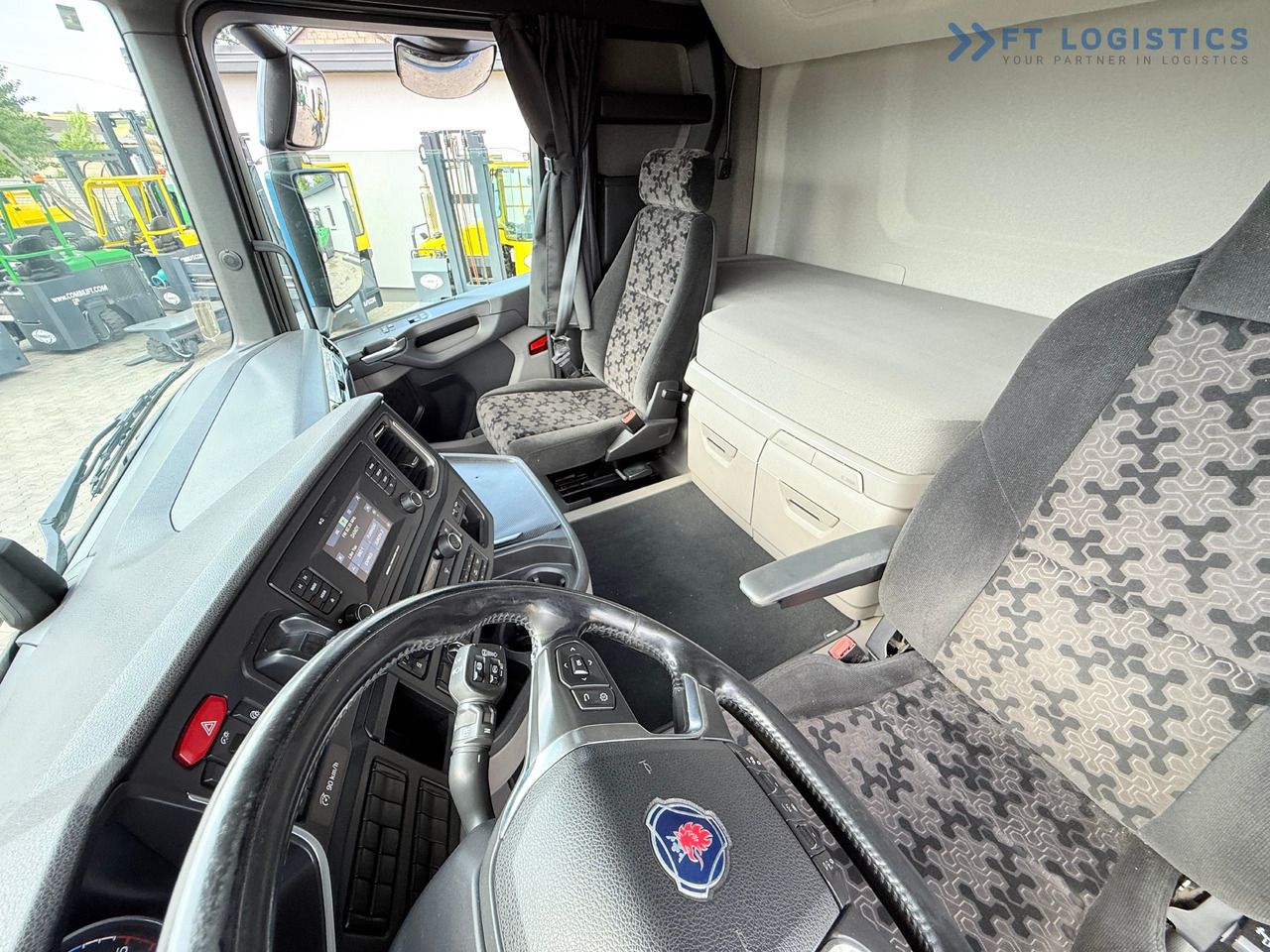 SCANIA R500 / STANDARD / RETARDER / 6X AIR SUSPENSION / PARKING AIR CONDITIONING / INTERAXLE COVERS / 2X BED / FRIDGE / RETARDER / LIKE NEW - Тягач: фото 2 SCANIA R500 / STANDARD / RETARDER / 6X AIR SUSPENSION / PARKING AIR CONDITIONING / INTERAXLE COVERS / 2X BED / FRIDGE / RETARDER / LIKE NEW - Тягач: фото 2
