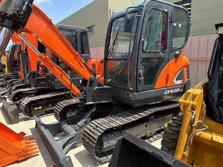 Used Excavator Doosan DX55 Excavators Mini Equipment Earth Moving Machinery Doosan Digger Excavator for Sale - Гусеничный экскаватор: фото 2 Used Excavator Doosan DX55 Excavators Mini Equipment Earth Moving Machinery Doosan Digger Excavator for Sale - Гусеничный экскаватор: фото 2
