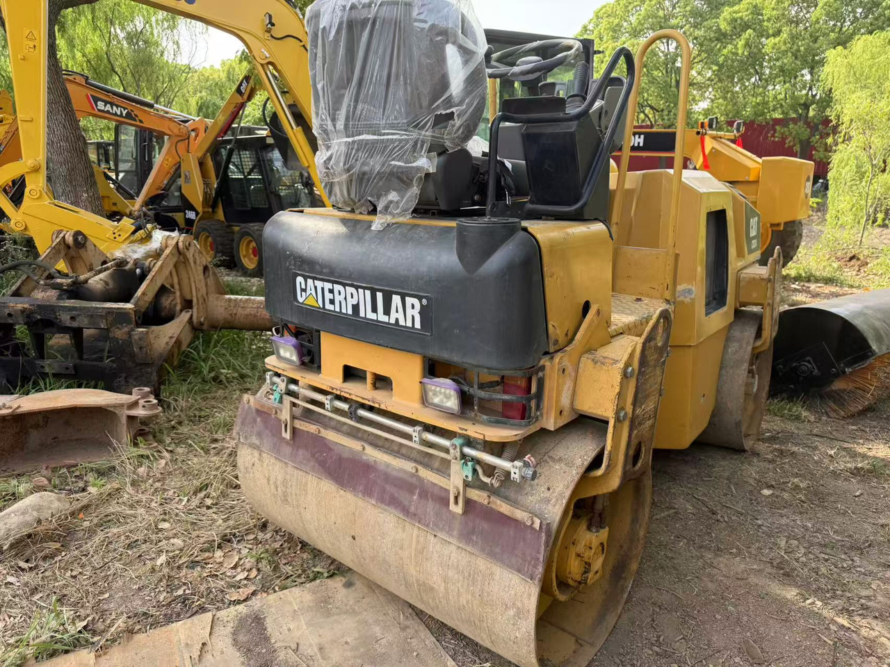 CATERPILLAR CB24B - Дорожный каток: фото 4 CATERPILLAR CB24B - Дорожный каток: фото 4