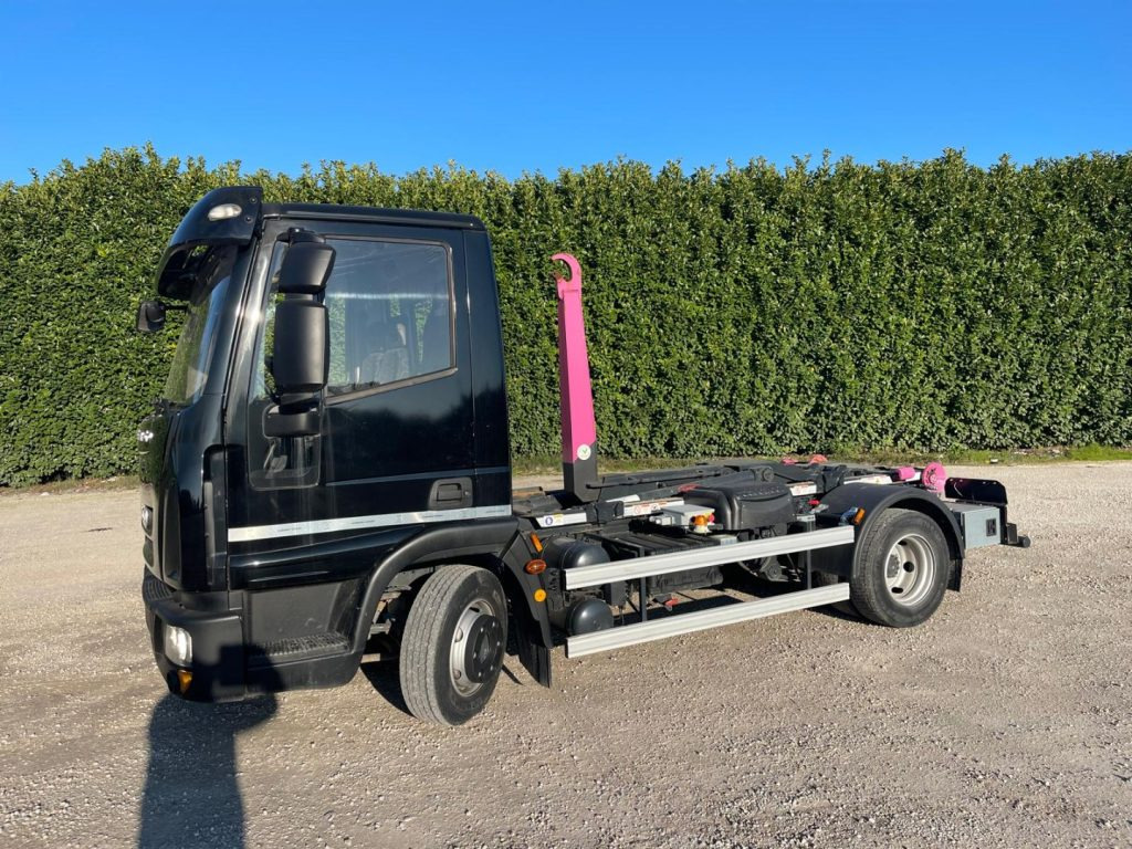 IVECO EUROCARGO 75E18 CON SCARRABILE NUOVO - Крюковой мультилифт: фото 3 IVECO EUROCARGO 75E18 CON SCARRABILE NUOVO - Крюковой мультилифт: фото 3