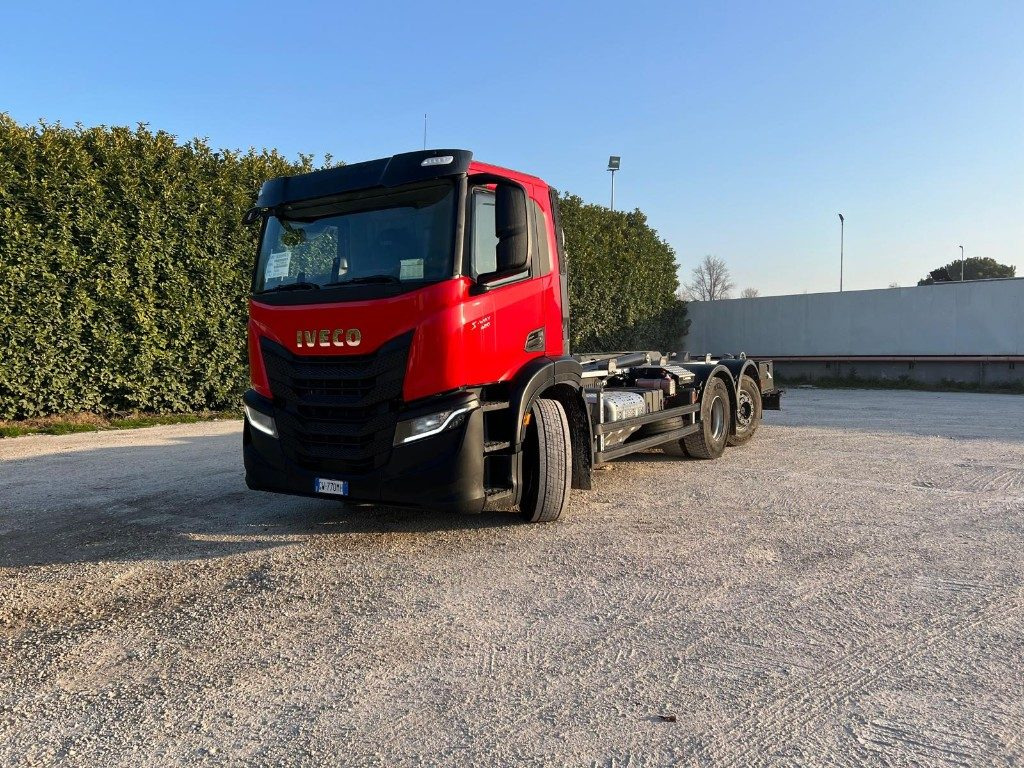 IVECO X-WAY AD260 NUOVO TARGATO SCARRABILE - Крюковой мультилифт: фото 1 IVECO X-WAY AD260 NUOVO TARGATO SCARRABILE - Крюковой мультилифт: фото 1