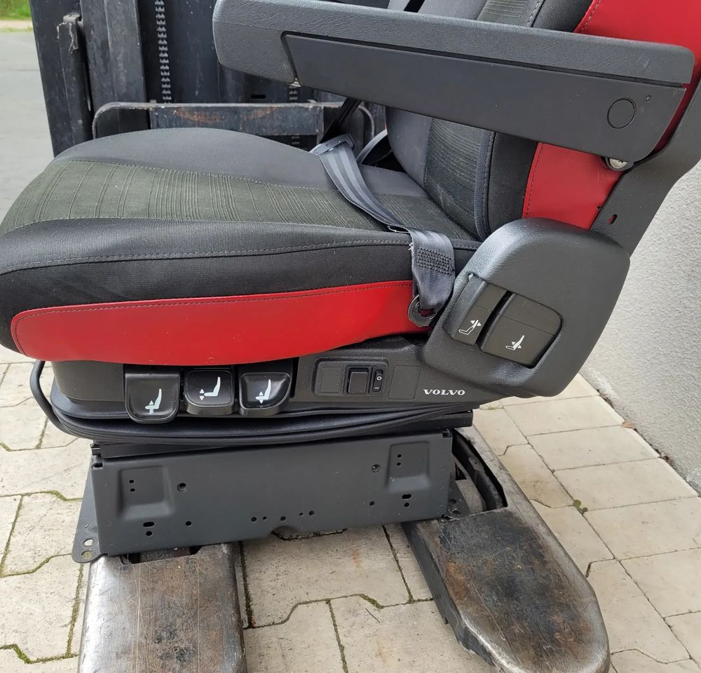 FOTEL KIEROWCY VOLVO FH4 ORYGINAŁ CHWALIM116 - Сиденье для Грузовиков: фото 3 FOTEL KIEROWCY VOLVO FH4 ORYGINAŁ CHWALIM116 - Сиденье для Грузовиков: фото 3