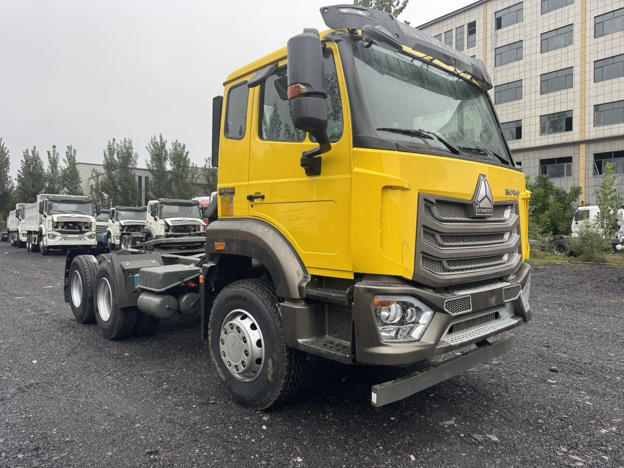SINOTRUK HOWO 430HP Hydraulic Lift-Equipped Tractor Unit Click for Discount - Тягач: фото 3 SINOTRUK HOWO 430HP Hydraulic Lift-Equipped Tractor Unit Click for Discount - Тягач: фото 3