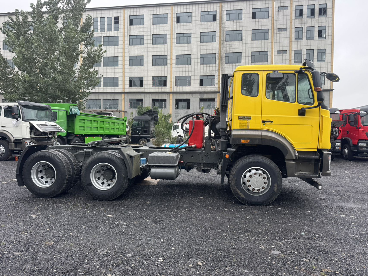 SINOTRUK HOWO 430HP Hydraulic Lift-Equipped Tractor Unit Click for Discount - Тягач: фото 4 SINOTRUK HOWO 430HP Hydraulic Lift-Equipped Tractor Unit Click for Discount - Тягач: фото 4