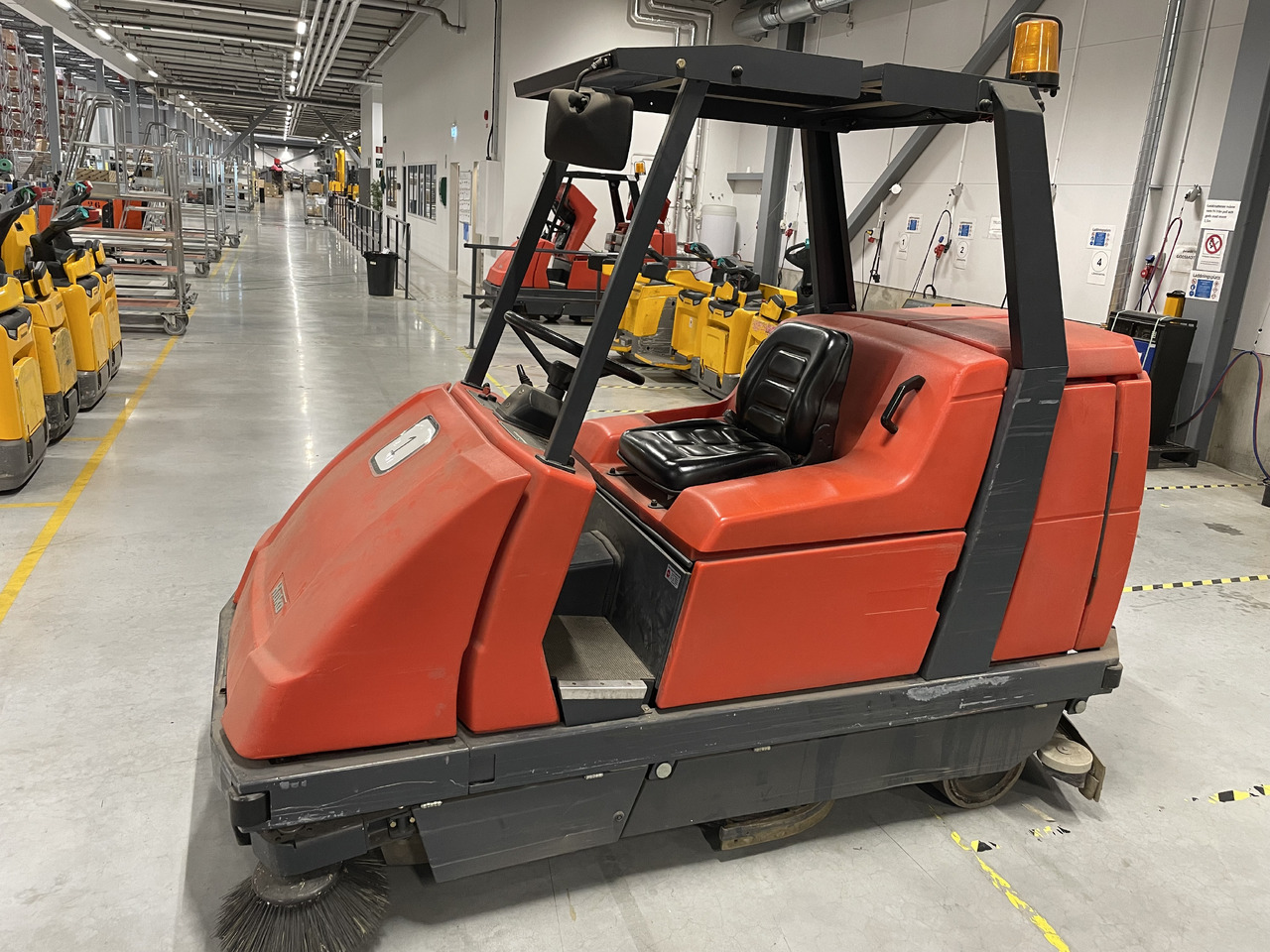 Hako Hakomatic B 1100 - Промышленная подметальная машина: фото 2 Hako Hakomatic B 1100 - Промышленная подметальная машина: фото 2