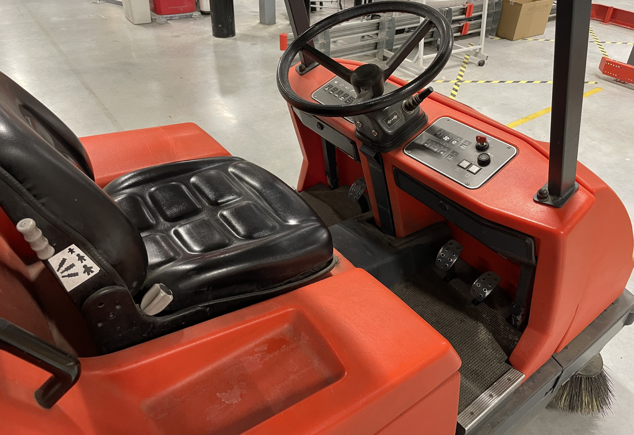 Hako Hakomatic B 1100 - Промышленная подметальная машина: фото 3 Hako Hakomatic B 1100 - Промышленная подметальная машина: фото 3