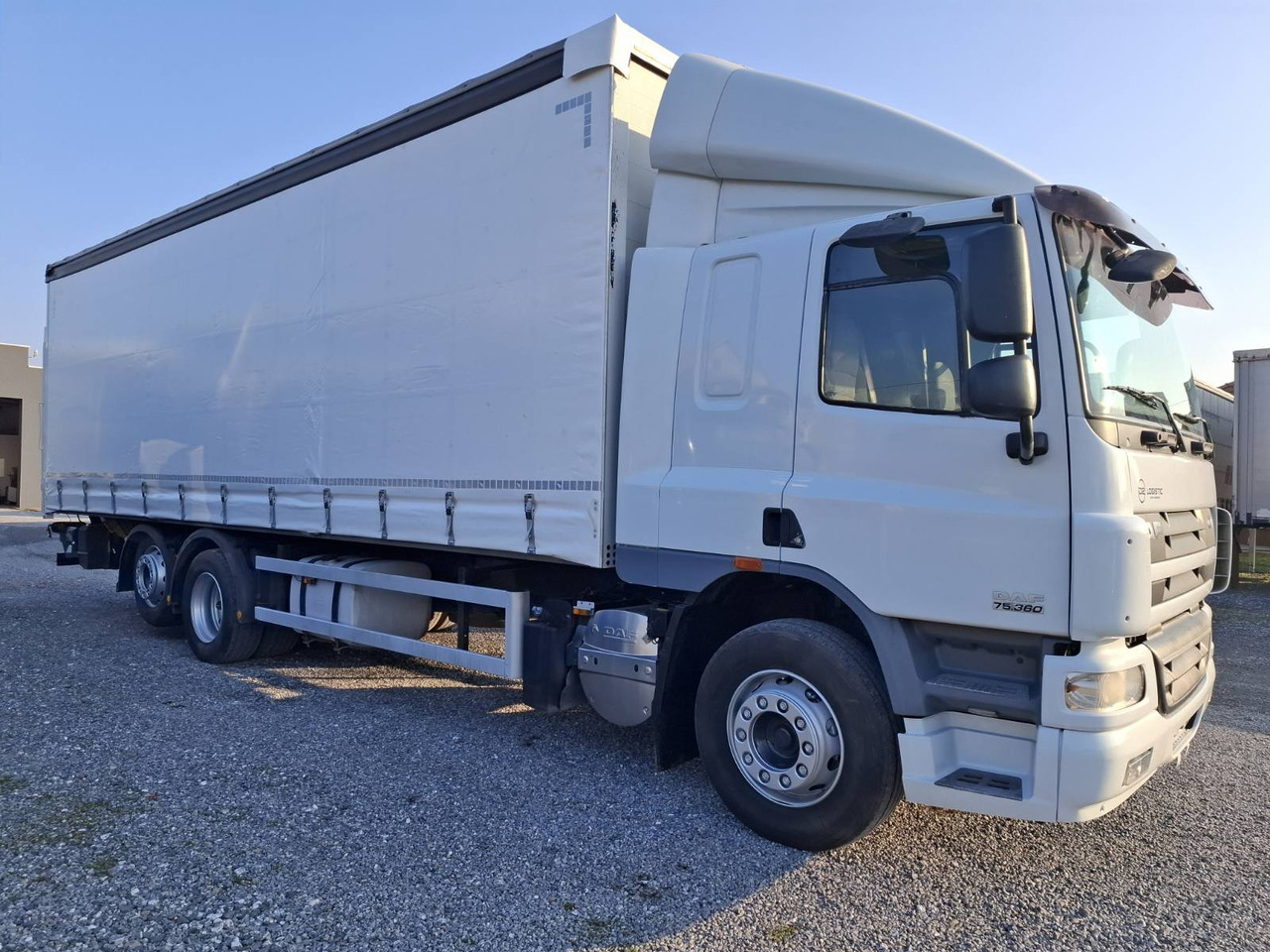 DAF CF 75.360 8,5m - Тентованный грузовик: фото 2 DAF CF 75.360 8,5m - Тентованный грузовик: фото 2