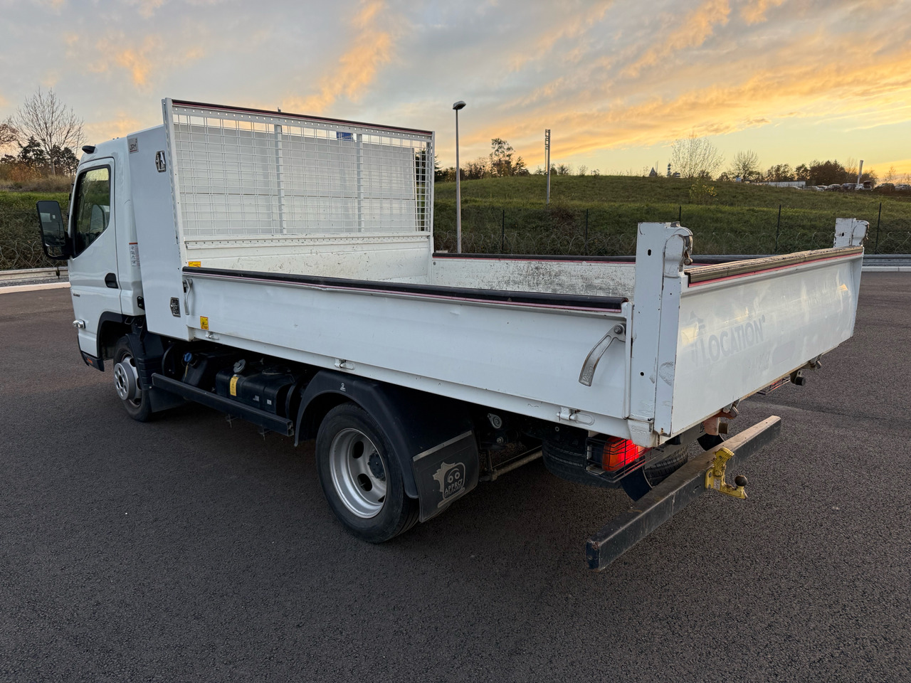 Mitsubishi Canter Fuso - Малотоннажный самосвал: фото 3 Mitsubishi Canter Fuso - Малотоннажный самосвал: фото 3