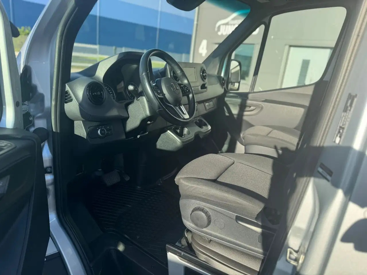 Mercedes-Benz Sprinter 317 CDI Lang Hoch Klima MBUX Silber LED - Цельнометаллический фургон: фото 4 Mercedes-Benz Sprinter 317 CDI Lang Hoch Klima MBUX Silber LED - Цельнометаллический фургон: фото 4