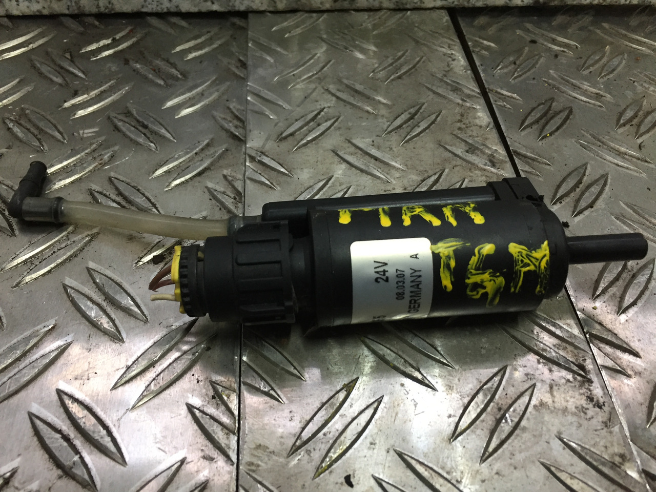 Gebrauchter Scheibenwaschmotor MAN TGM 15.280, Artikel - Nr.: 81.26485-6033 - Ветровое стекло для Грузовиков: фото 1 Gebrauchter Scheibenwaschmotor MAN TGM 15.280, Artikel - Nr.: 81.26485-6033 - Ветровое стекло для Грузовиков: фото 1