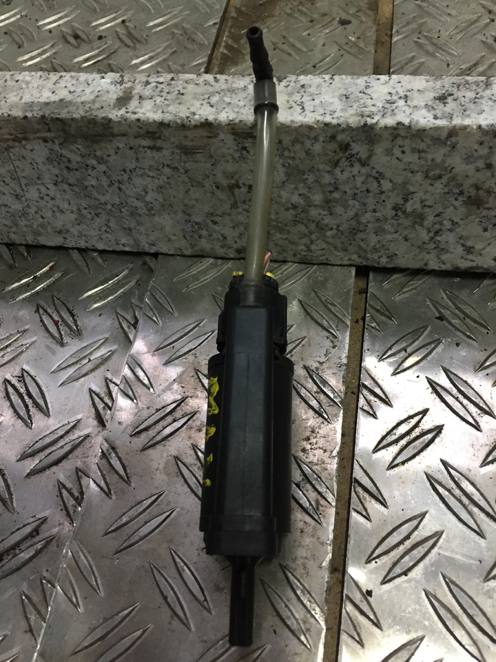 Gebrauchter Scheibenwaschmotor MAN TGM 15.280, Artikel - Nr.: 81.26485-6033 - Ветровое стекло для Грузовиков: фото 2 Gebrauchter Scheibenwaschmotor MAN TGM 15.280, Artikel - Nr.: 81.26485-6033 - Ветровое стекло для Грузовиков: фото 2