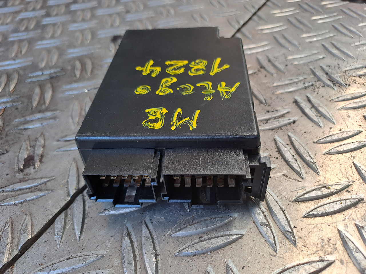 Gebrauchtes MB Atego 18.24 , Elektronik Wartungssystem WS Steuergerät, Artikel - Nr.: A 000 446 11 2 - Блок управления для Грузовиков: фото 2 Gebrauchtes MB Atego 18.24 , Elektronik Wartungssystem WS Steuergerät, Artikel - Nr.: A 000 446 11 2 - Блок управления для Грузовиков: фото 2