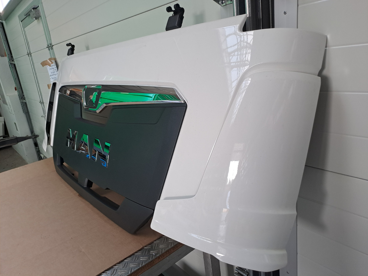 Neuwertige Frontklappe, silber, schmal MAN TGL / TGM / TG3, Artikel - Nr.: 81.61110 - 6123 - Капот для Грузовиков: фото 1 Neuwertige Frontklappe, silber, schmal MAN TGL / TGM / TG3, Artikel - Nr.: 81.61110 - 6123 - Капот для Грузовиков: фото 1