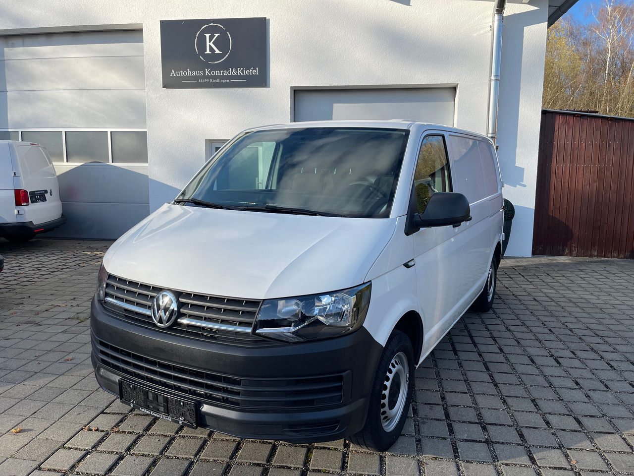 VOLKSWAGEN T6 Transporter Klima/PDC/AHK/Standheizung - Цельнометаллический фургон: фото 1 VOLKSWAGEN T6 Transporter Klima/PDC/AHK/Standheizung - Цельнометаллический фургон: фото 1