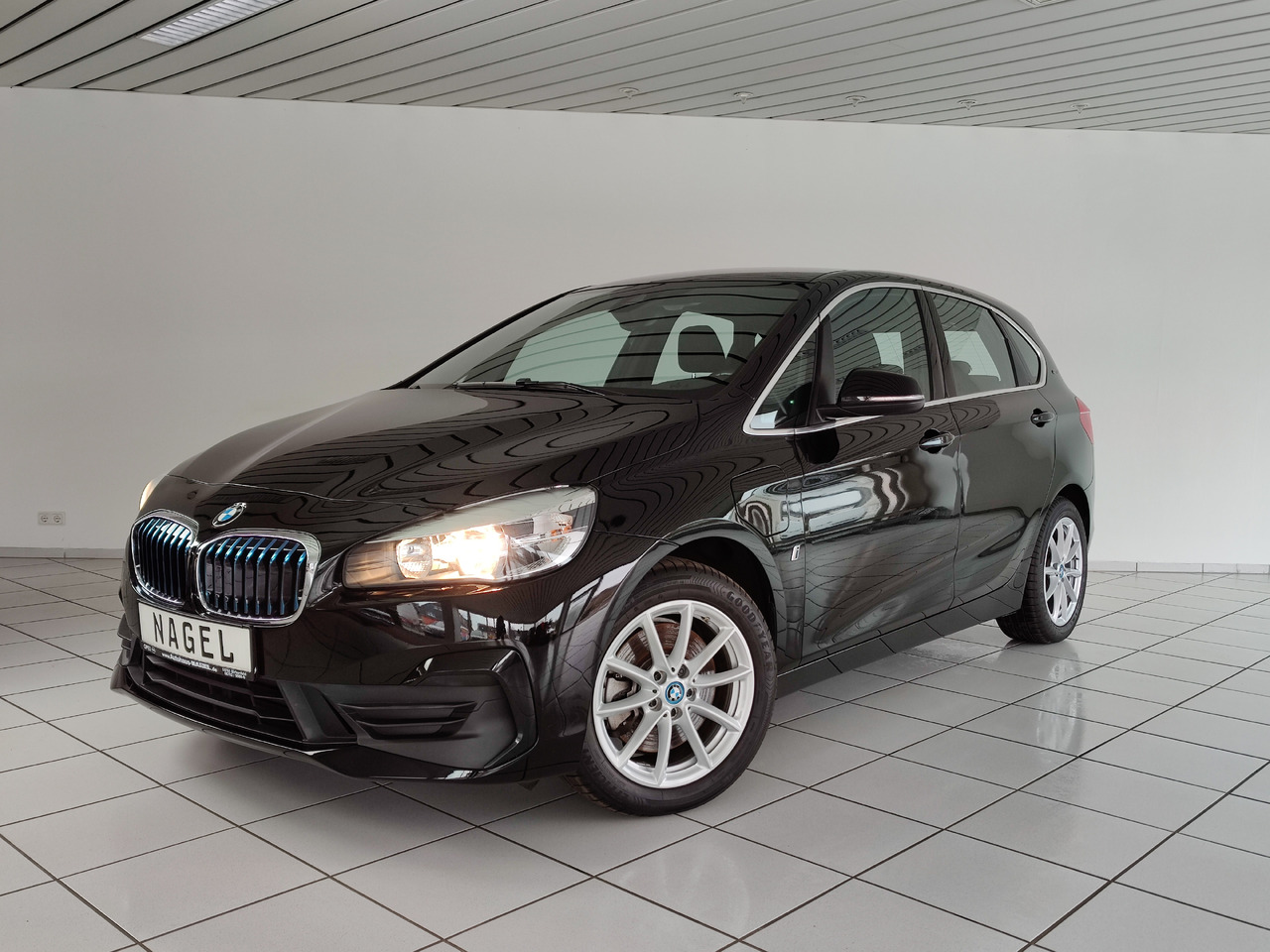 BMW 225 xe ActiveTourer iPerf. Advantage*Navi*SHZ* Hybrid 165kW - Седан: фото 1 BMW 225 xe ActiveTourer iPerf. Advantage*Navi*SHZ* Hybrid 165kW - Седан: фото 1