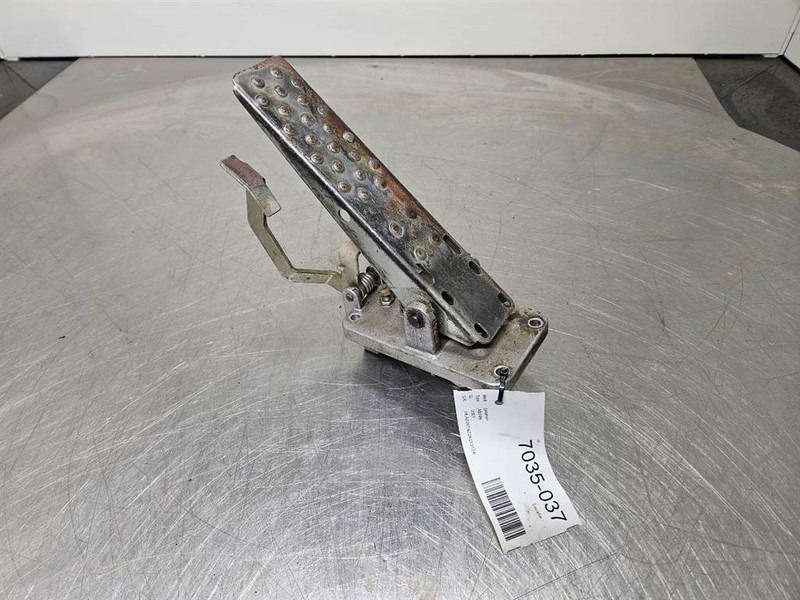 Liebherr A924B-7024466-Brake pedal/Bremspedal/Rempedaal - Кабина и интерьер для Строительной техники: фото 1 Liebherr A924B-7024466-Brake pedal/Bremspedal/Rempedaal - Кабина и интерьер для Строительной техники: фото 1