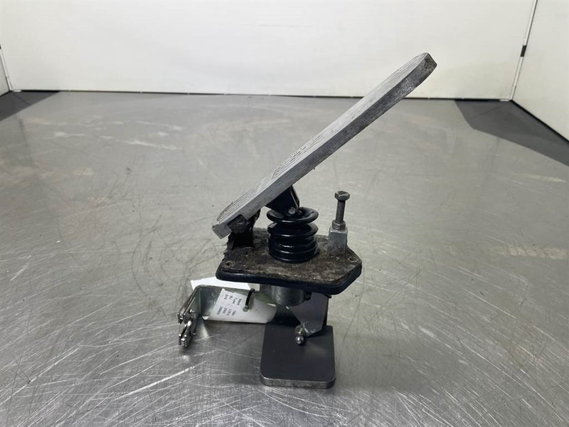 O & K L25.5 - Gas pedal/Fusspedal/Gaspedaal - Кабина и интерьер для Строительной техники: фото 3 O & K L25.5 - Gas pedal/Fusspedal/Gaspedaal - Кабина и интерьер для Строительной техники: фото 3
