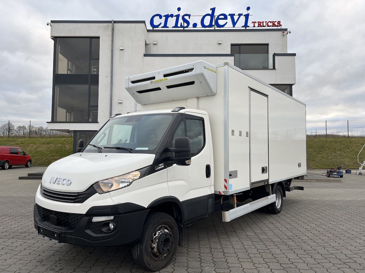 Iveco 70C18 Daily Tiefkühlkoffer mit Ladebordwand - Фургон-рефрижератор: фото 1 Iveco 70C18 Daily Tiefkühlkoffer mit Ladebordwand - Фургон-рефрижератор: фото 1
