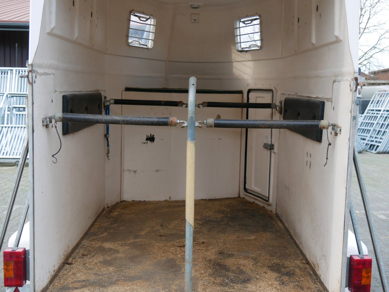 Sluis Vollpoly 2 Pferde mit Sattelkammer - Прицеп для перевозки животных: фото 5 Sluis Vollpoly 2 Pferde mit Sattelkammer - Прицеп для перевозки животных: фото 5