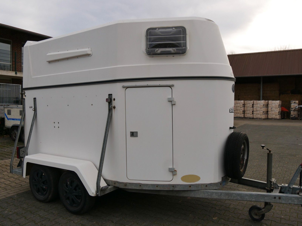 Sluis Vollpoly 2 Pferde mit Sattelkammer - Прицеп для перевозки животных: фото 1 Sluis Vollpoly 2 Pferde mit Sattelkammer - Прицеп для перевозки животных: фото 1