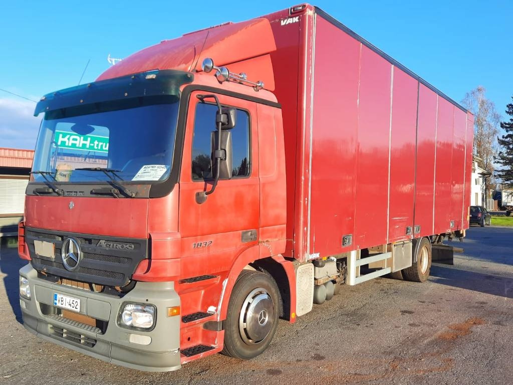 Mercedes-Benz Actros 1832 - Грузовик с закрытым кузовом: фото 1 Mercedes-Benz Actros 1832 - Грузовик с закрытым кузовом: фото 1